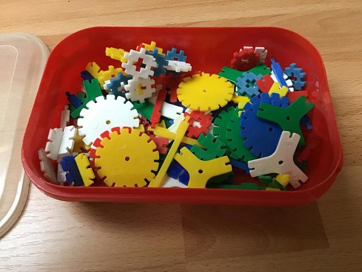 Een bak vol constructie insteek speelgoed diverse vormen, Kinderen en Baby's, Speelgoed | Bouwstenen, Gebruikt, Overige merken