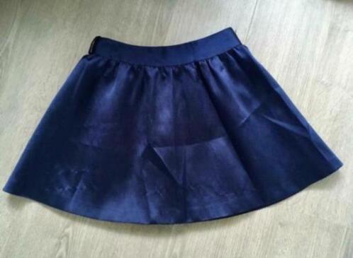 NIKKIE Mooi donkerblauw zijdenlook rokje , maat 36, Kleding | Dames, Rokken, Zo goed als nieuw, Maat 36 (S), Blauw, Boven de knie