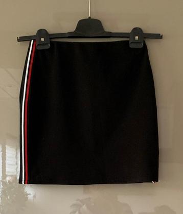 Leuk zwart rokje met rood/witte bies, maat 34 beschikbaar voor biedingen