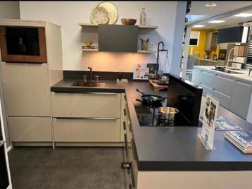 Nieuwe keuken met koperen details 265 x 250 cm beschikbaar voor biedingen