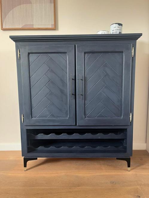 Opknapte dressoir kast met visgraat deuren – donkerblauw, Huis en Inrichting, Kasten | Buffetkasten, Zo goed als nieuw, 150 tot 200 cm