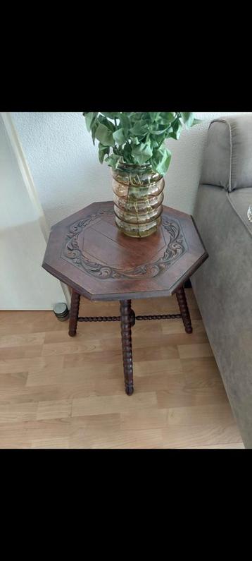 Antiek Houten Bijzettafel met Gedraaide Poten beschikbaar voor biedingen