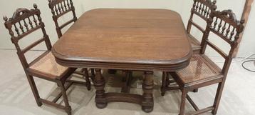 Antieke tafel met stoelen Henry Deux beschikbaar voor biedingen