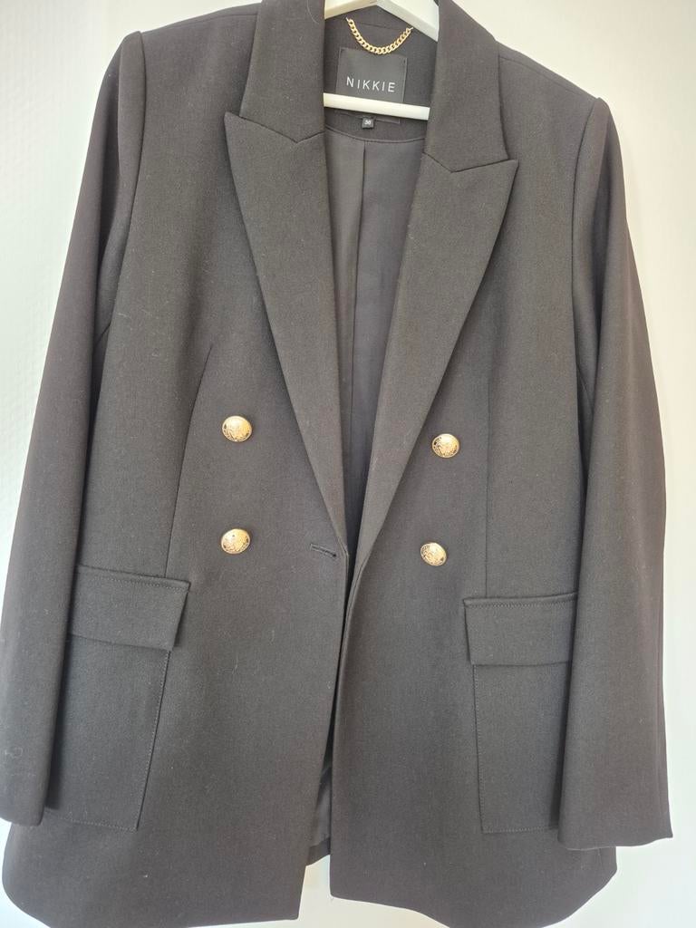 Zwarte Nikkie blazer met gouden knopen - maat 36, Kleding | Dames, Jasjes, Kostuums en Pakken, Zwart, Ophalen of Verzenden, Zo goed als nieuw