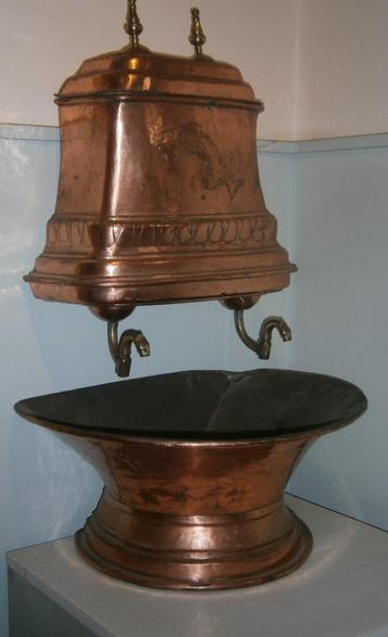 Antieke koperen lavabo+waterreservoir, voor binnen of buiten beschikbaar voor biedingen