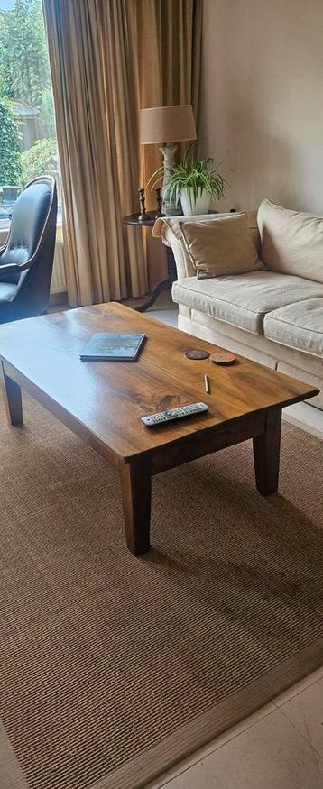 Klassieke houten salontafel beschikbaar voor biedingen