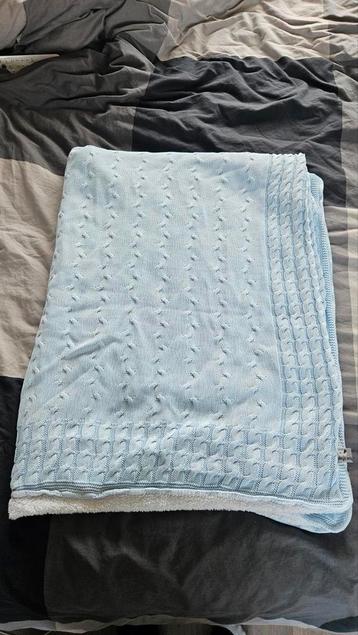Lichtblauwe baby's only babydeken met kabelpatroon ledikant beschikbaar voor biedingen