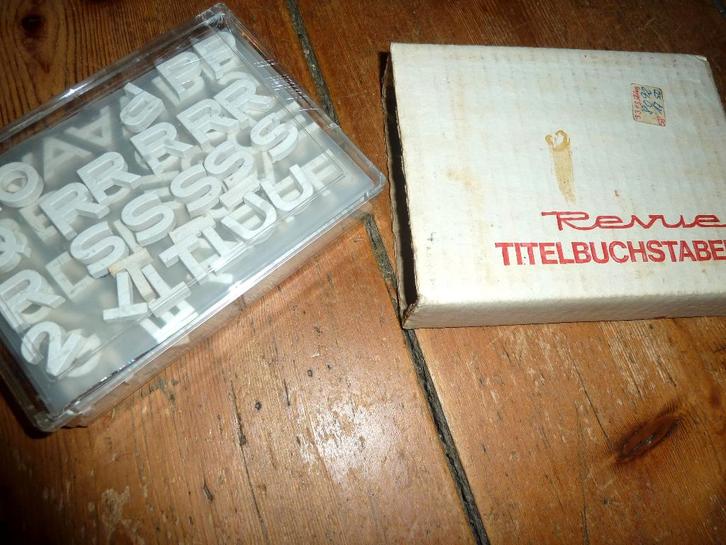 8mm film Titel Letters van Revue in plastic doosje -, Audio, Tv en Foto, Filmrollen, 8mm film, Ophalen of Verzenden