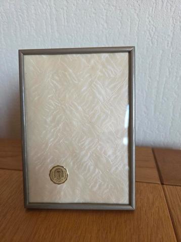 Vintage Jyden fotolijstje met bol glas beschikbaar voor biedingen
