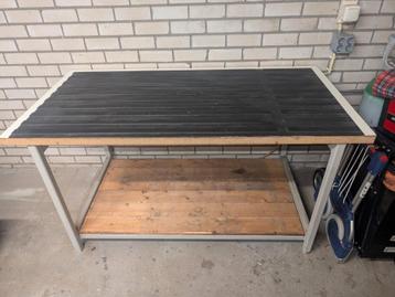 Zeer zware werkbank met massief houten blad beschikbaar voor biedingen