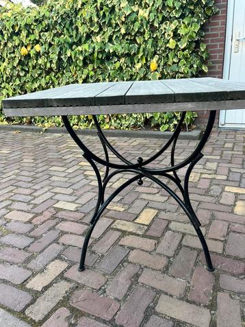 Tafeltje met gietijzeren voet beschikbaar voor biedingen