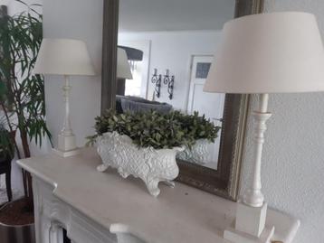 2 brocante crèmekleurige lampen  beschikbaar voor biedingen