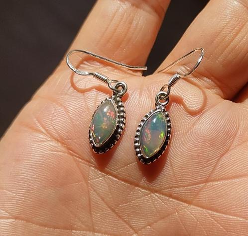 Zilveren oorbellen met natuurlijke Ethiopische Opaal steen, Sieraden, Tassen en Uiterlijk, Oorbellen, Nieuw, Hangers, Zilver, Zilver