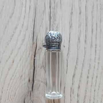 Antiek Parfumflesje met Zilveren Dop beschikbaar voor biedingen