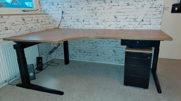 Bureau met losse onderkast met lades en slot beschikbaar voor biedingen