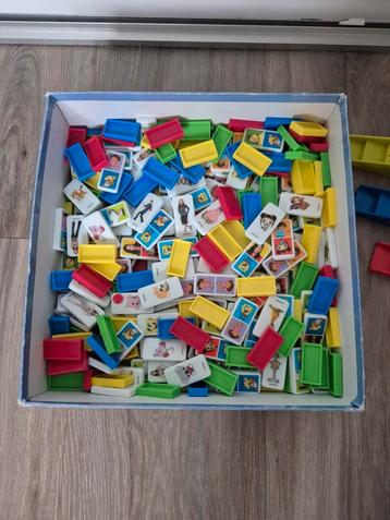 Domino stenen beschikbaar voor biedingen