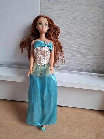 Barbiepop jurk met blauwe top bloemen lange rok met tulelaag beschikbaar voor biedingen