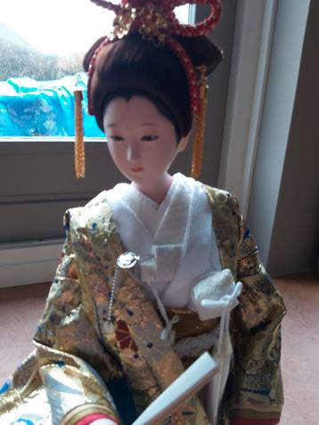 Japanse pop in traditionele Japanse kimono in glazen case beschikbaar voor biedingen