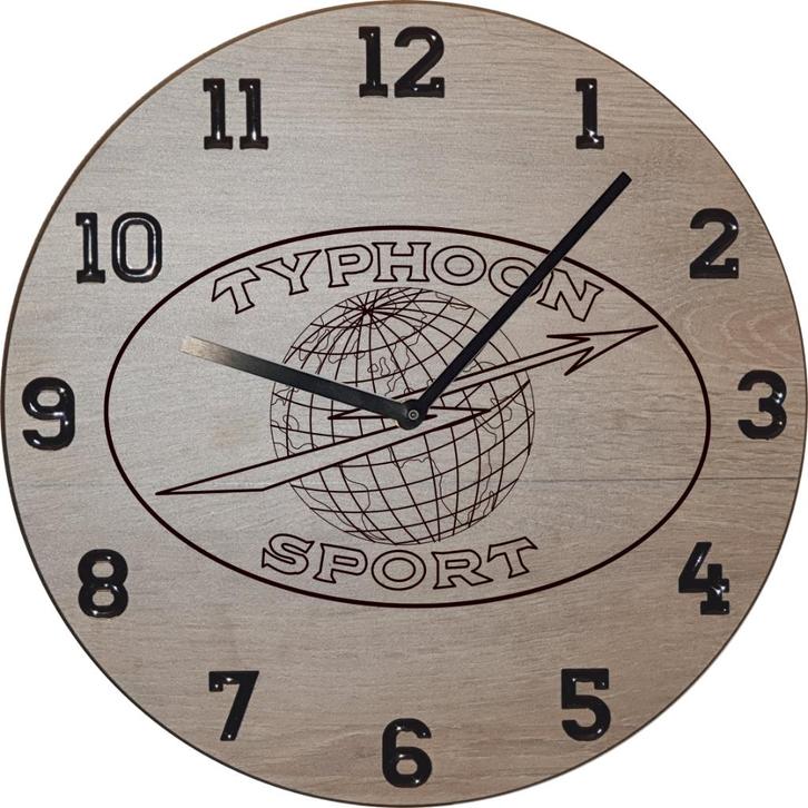 Themaklok met een Typhoon brommer logo (1), Huis en Inrichting, Woonaccessoires | Klokken, Nieuw, Wandklok, Ophalen of Verzenden