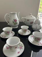 Servies met sierlijk roosjes motief, Ophalen, Gebruikt, Overige stijlen, Kop(pen) en/of Schotel(s)