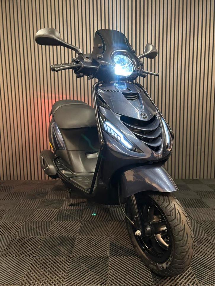 PIAGGIO ZIP 2021 BROM 4T 3V FULL OPTION MIDNIGHT BLEU, Fietsen en Brommers, Scooters | Piaggio, Zo goed als nieuw, Zip, Maximaal 45 km/u