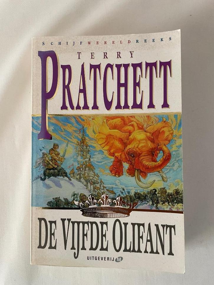 Terry Pratchett - De vijfde olifant, Boeken, Fantasy, Gelezen, Ophalen of Verzenden