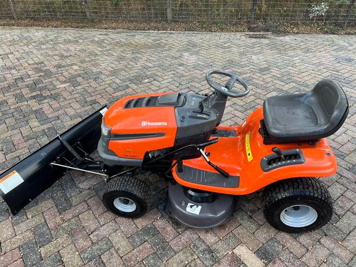 nette zitmaaier Husqvarna TS 138 met sneeuwschuiver, Tuin en Terras, Zitmaaiers, Zo goed als nieuw, 90 tot 120 cm, Elektrische starter