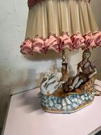 Vintage tafellamp met porseleinen figuren en sierlijke kap, Ophalen of Verzenden, Stof, Minder dan 50 cm