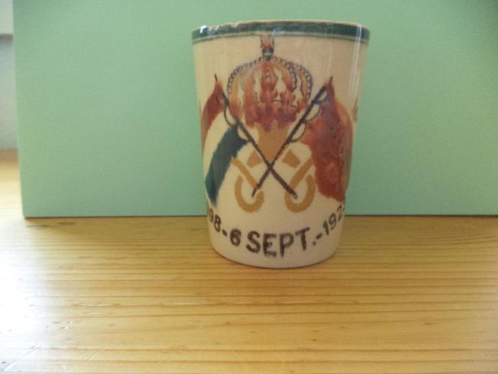 Klein bekertje 25 jarig jubileum Wilhelmina 1898-1923, Verzamelen, Koninklijk Huis en Royalty, Gebruikt, Servies, Nederland, Ophalen of Verzenden