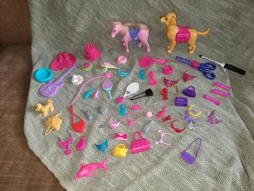 Allerlei accessoires voor de Barbie beschikbaar voor biedingen