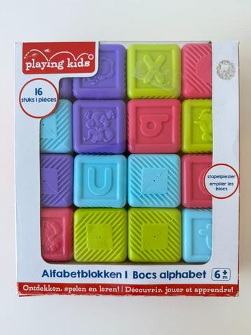 Alfabetblokken, blokken (plastic) in doos / Playing Kids beschikbaar voor biedingen
