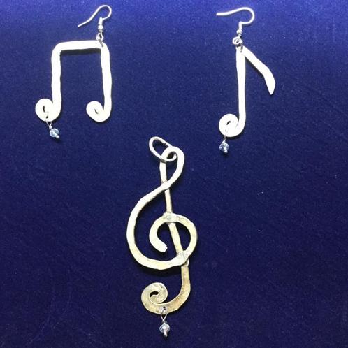 Muziek Set oorbellen en kettinghanger met kristallen, Sieraden, Tassen en Uiterlijk, Oorbellen, Zo goed als nieuw, Hangers, Overige materialen