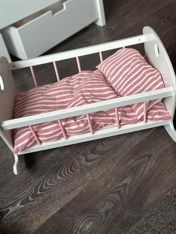 Poppen wieg beschikbaar voor biedingen