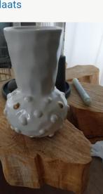 Prachtige vaas van Dolomiet, 24 cm hoog. Wit/gouden noppen., Wit, Aardewerk of Porselein, Ophalen of Verzenden, Zo goed als nieuw