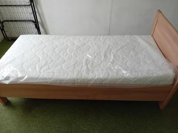 1 persoonsbed bed + verstelbare lattenbodem + matras 