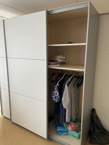 Kledingkast met schuifdeuren beschikbaar voor biedingen
