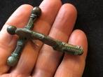 Romeinse militaire KRUISBOOG mantelspeld Bodemvondst Fibula, Verzenden, Brons