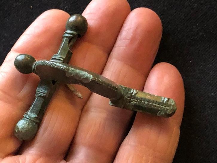 Romeinse militaire KRUISBOOG mantelspeld Bodemvondst Fibula, Antiek en Kunst, Antiek | Koper en Brons, Brons, Verzenden