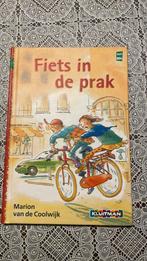 Fiets in de prak, Ophalen of Verzenden, Zo goed als nieuw, Fictie algemeen
