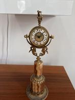 Antieke tafelklok / torsieklok met ornamenten, Ophalen of Verzenden