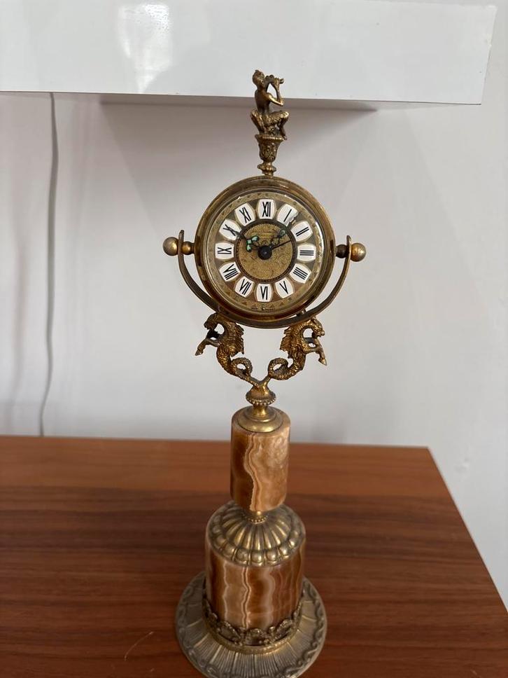 Antieke tafelklok / torsieklok met ornamenten, Antiek en Kunst, Antiek | Klokken, Ophalen of Verzenden