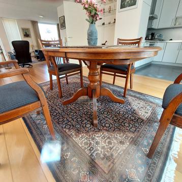 klassieke eiken uitbreidbare eetafel met 4 stoelen  beschikbaar voor biedingen