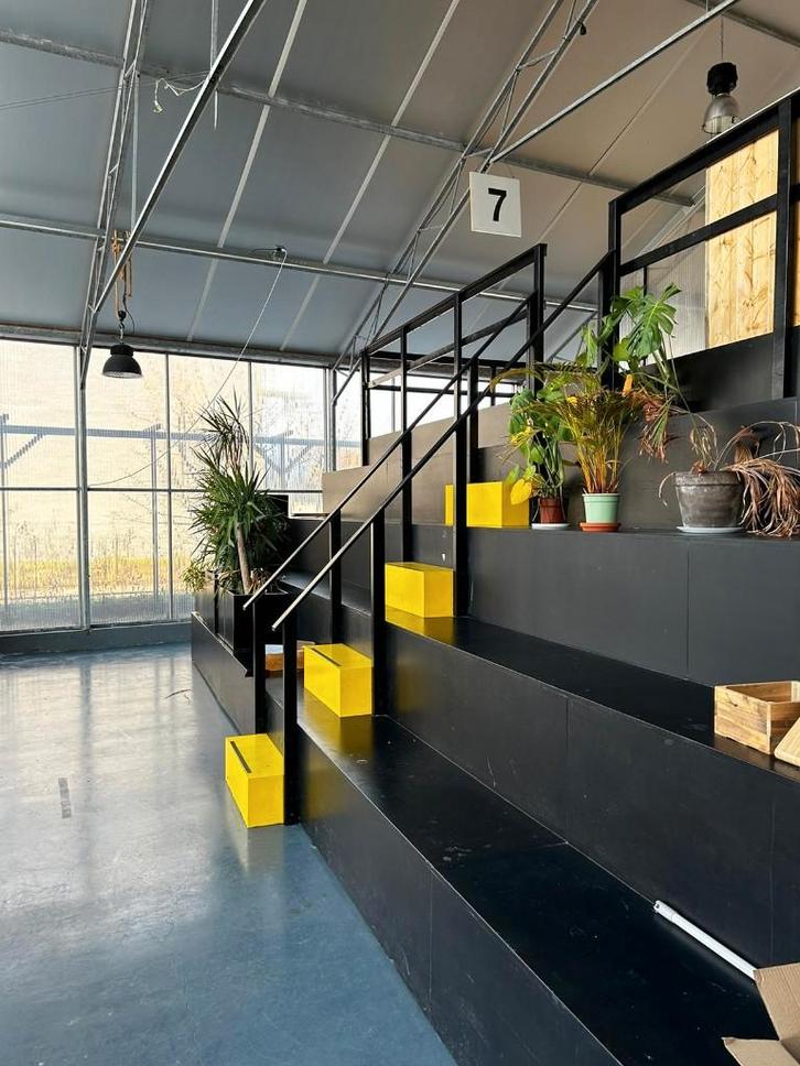 Strakke houten tribune 10 meter breed, Doe-het-zelf en Verbouw, Hout en Planken, Zo goed als nieuw, Plank, Overige houtsoorten