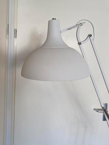 Staande witte lamp beschikbaar voor biedingen
