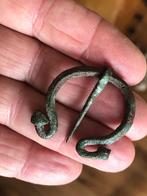Bodemvondst Romeinse OMEGA FIBULA origineel Kerstcadeau, Verzenden, Brons