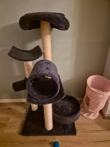 Krabpaal en slaapplaats voor kat/poes beschikbaar voor biedingen