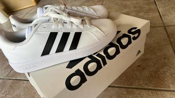 Adidas grand court 2.0 beschikbaar voor biedingen