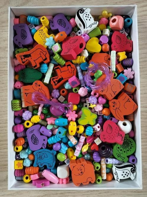 Diverse kleurrijke kralen, Kinderen en Baby's, Speelgoed | Houten speelgoed, Gebruikt, Overige typen, Ophalen of Verzenden
