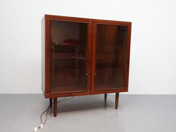 Deense vintage vitrinekast met verlichting  beschikbaar voor biedingen