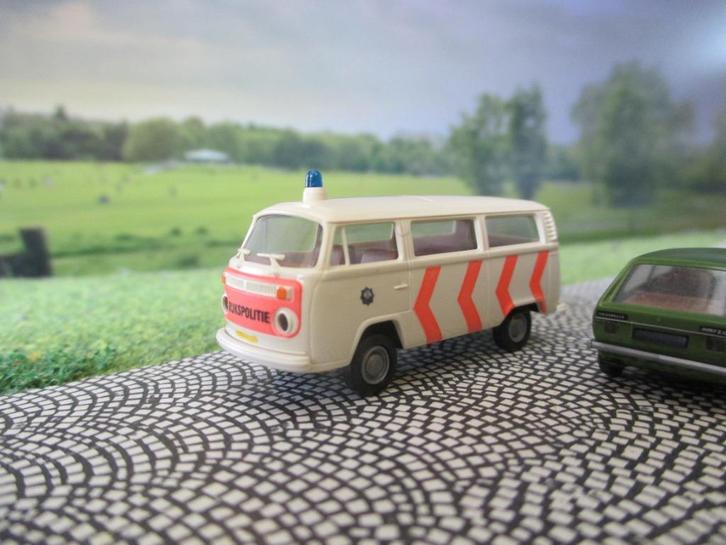 Volkswagen Kombi Bus T2b Rijkspolitie wit met oranje pijlen, Hobby en Vrije tijd, Modelauto's | 1:87, Zo goed als nieuw, Ophalen of Verzenden